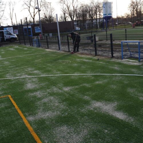 Kunstgras speelvloeren 95 Voetbalkooi met volleybal, basketbal en voetbal bij FC Driebergen met zandgevuld LSR24mm kunstgras